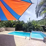 Casa De Campo E Rustica Com Piscina, Churrasqueira E Banheira De Uso Privativo